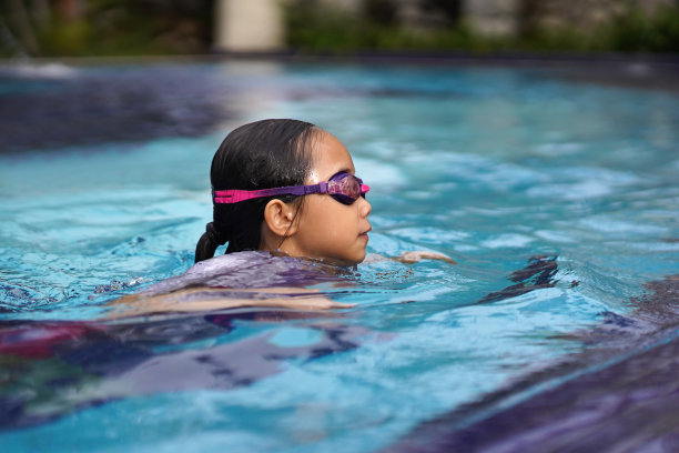 小女孩在游泳池里。图片下载