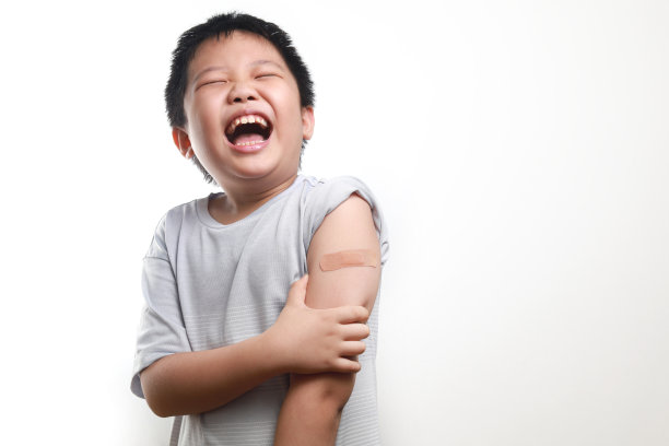 小亚洲男孩的肖像，在接种疫苗后感到疼痛，尖叫。图片下载