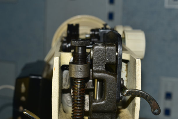 缝纫机内部进给和针托的特写镜头，侧视图。图片下载