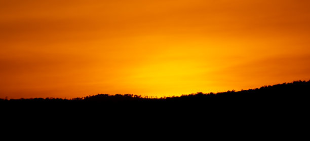 暗山在日落天空的背景图片下载