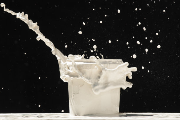 从罐子里泼洒颜料图片下载