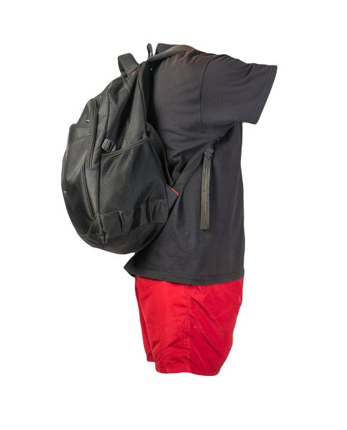 背包，运动短裤，t恤孤立在白色的foane。日常服装图片下载