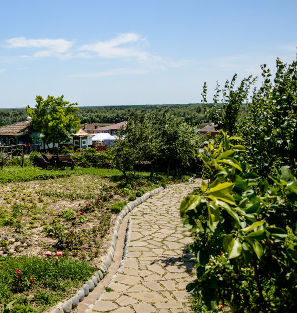 某村舍庭院景观设计。图片下载
