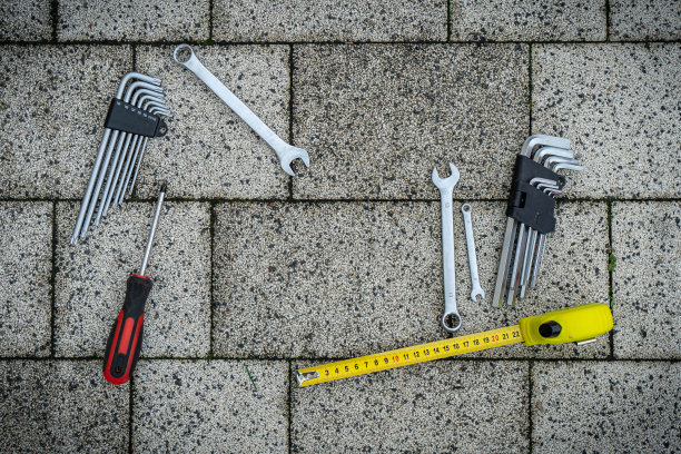 父亲节贺卡。平面设置工具在石头路面背景图片下载