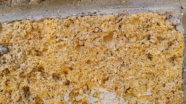 壳岩石纹理。瘸腿石头躺。这种岩石具有带有贝壳的粒状结构。凹凸不平、粗糙的石材表面。自然背景。高质量的照片。水平的特写图片下载