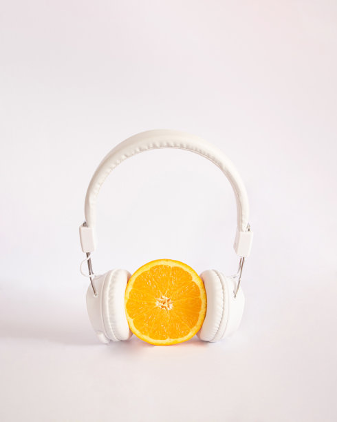 用白色耳机听音乐的橘片图片下载