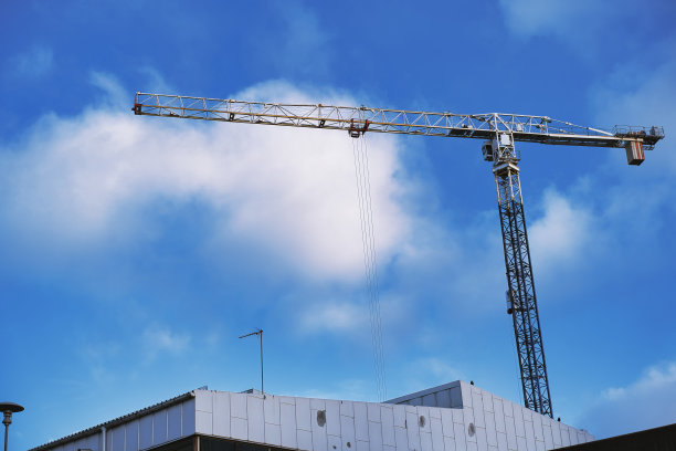 晴朗的天空和工业起重机图片下载