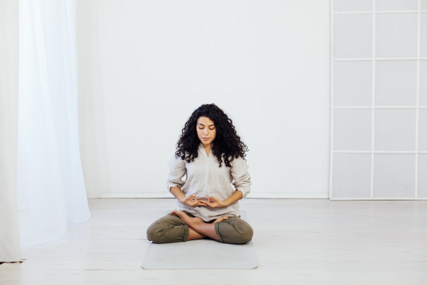 黑发美女做瑜伽体操体式图片下载