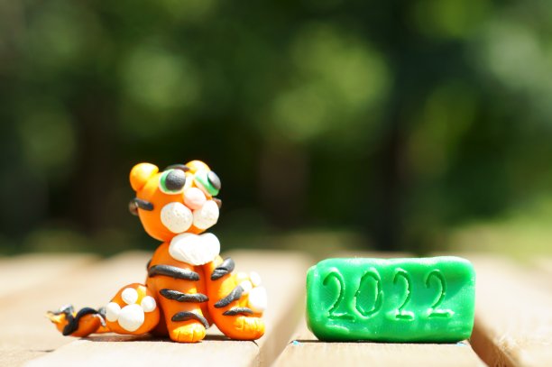 橡皮泥制成的玩具老虎特写镜头。图片下载