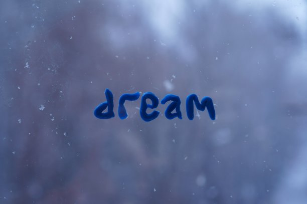 冰冻的窗户上刻着梦。图片下载