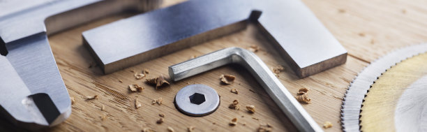 外六角螺栓用外六角扳手拧紧，用游标卡尺和直尺拧紧图片下载