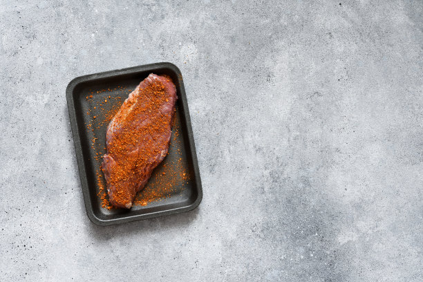 黑色混凝土背景下的生牛排。从以上观点。图片下载