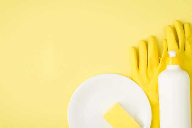 俯视图照片洗涤剂泡沫瓶没有标签黄色海绵在盘子和橡胶手套在孤立的黄色背景空白图片下载