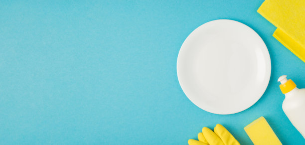 头顶照片的肥皂清洁抹布黄色手套和盘子孤立在蓝色背景图片下载