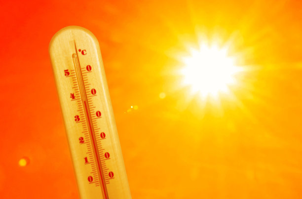 晴天炎热时室外高温的天气温度计。中暑的警告图片下载