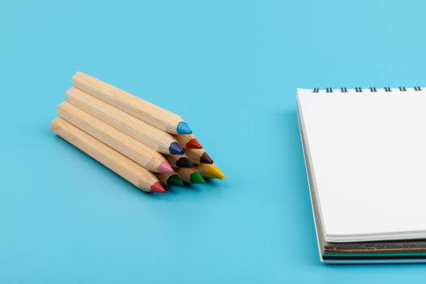 白纸和蓝色背景上的彩色铅笔图片下载
