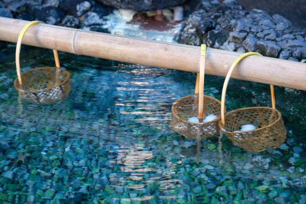 把温泉蛋挂在竹竿上的篮子里，在温泉中煮鸡蛋做成温泉蛋叫温泉玉丸子。群马县的日本街头小吃。图片下载