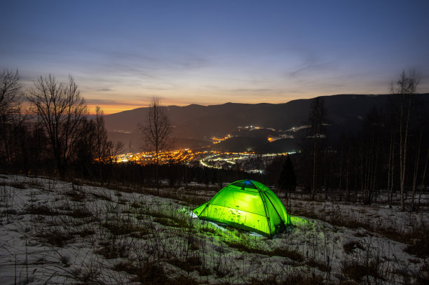冬天在山上搭帐篷，可以看到夜城图片下载
