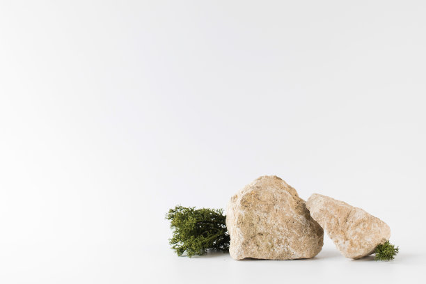 用灰色的石头做成的讲台，用来展示你的产品。现代商品陈列图片下载