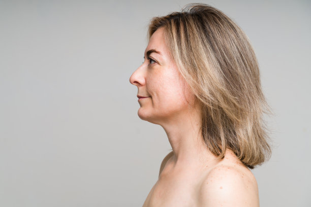 有魅力的白种人女人赤裸的肩膀图片下载