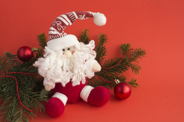红色背景上的圣诞玩具圣诞老人。特写镜头图片下载