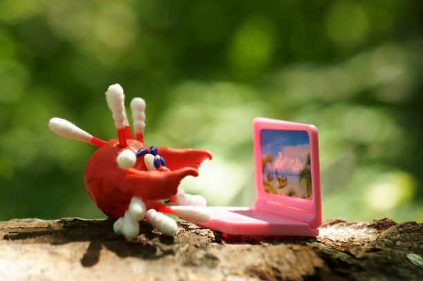 一个由橡皮泥制成的冠状病毒的特写图。图片下载