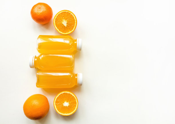 鲜榨橙汁和白色背景上的橘子瓶。健康饮食的概念，排毒或饮食图片下载