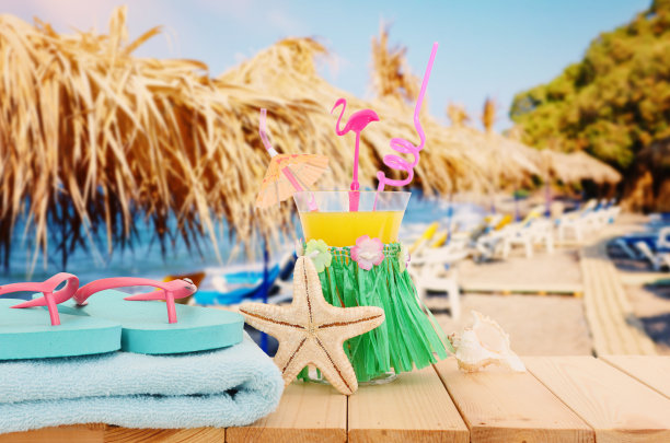 图片的热带和异国情调的水果鸡尾酒木制桌子前面的海洋景观的背景图片下载