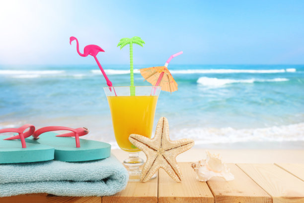 图片的热带和异国情调的水果鸡尾酒木制桌子前面的海洋景观的背景图片下载