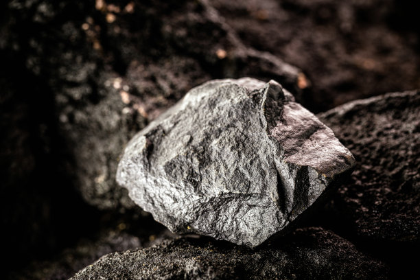 铁矿石用于冶金工业和民用建筑，矿物概念提取图片下载