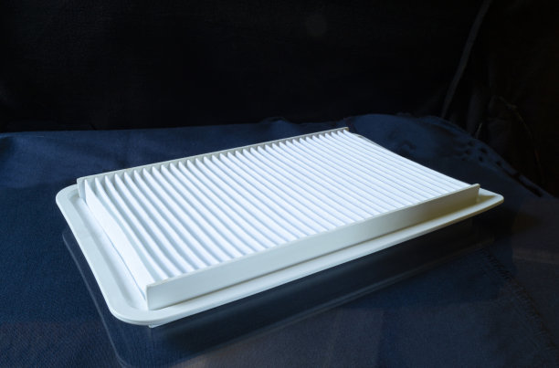 桌上有反光的汽车空气过滤器。图片下载