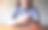 一个女人拿着一杯热咖啡给人看图片下载