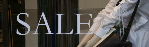 商场橱窗里的销售标志图片下载