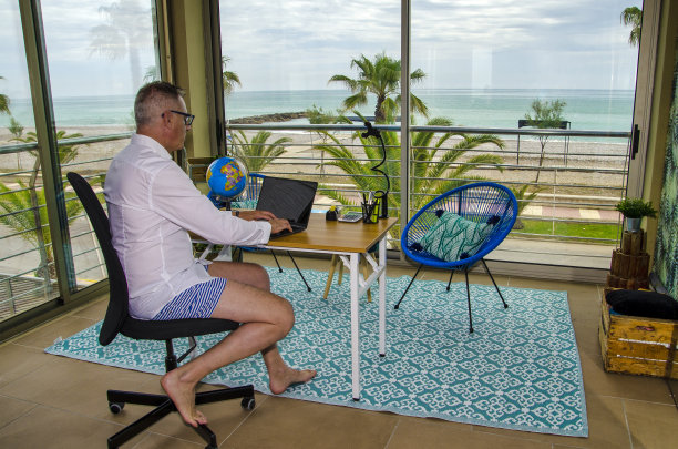 中年男人在家工作图片下载