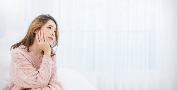 年轻美丽性感的亚洲女人的肖像在卧室放松。微笑笑脸亚洲女孩抬头与复制空间。美容治疗完美清晰肌肤日本彩妆生活理念旗帜图片下载