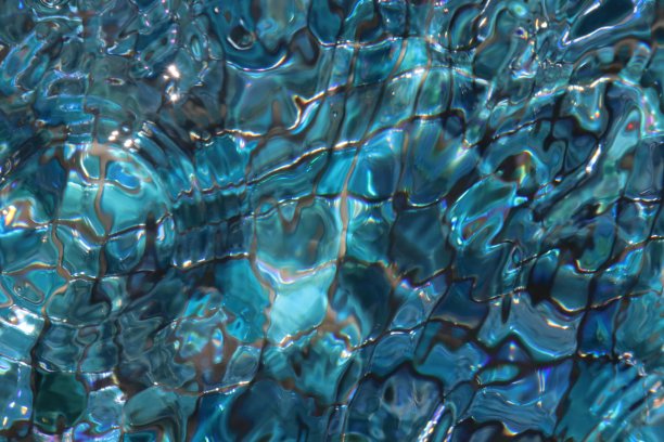 彩虹蓝色瓷砖水下从顶部的角度。图片下载