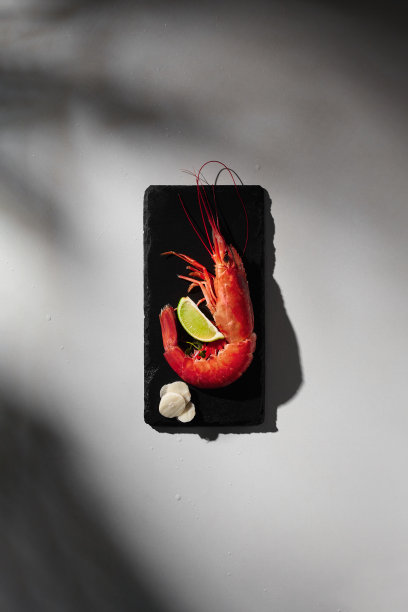 一份红虾配酸橙，大蒜和新鲜蔬菜图片下载