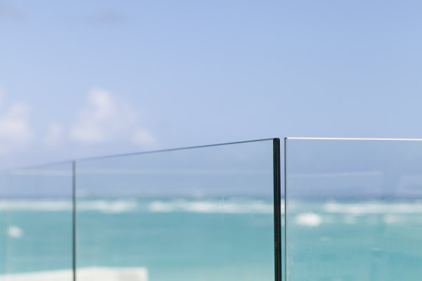 抽象的极简建筑照片，玻璃栅栏图片下载