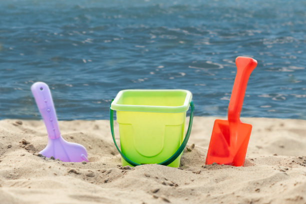 白色沙滩上的沙滩儿童玩具图片下载