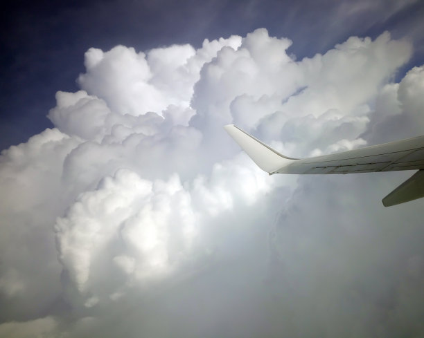 飞机机翼，天空和云，飞机在云上飞行图片下载