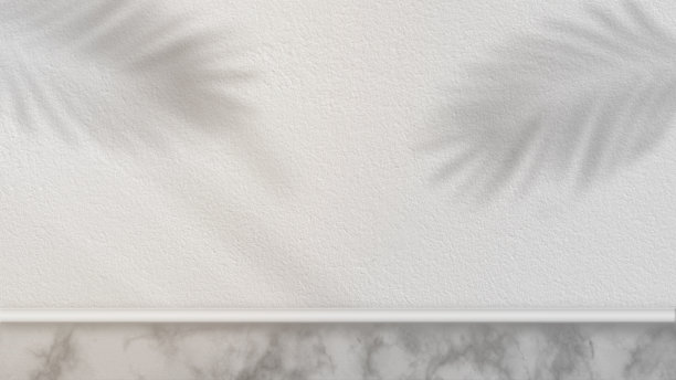 白色的墙壁背景与热带树叶的阴影和一个产品植入和广告的台面。图片下载