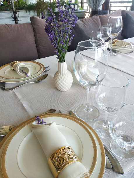 桌子上摆着餐具图片下载