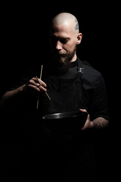 厨师用黑色的碗和筷子图片下载