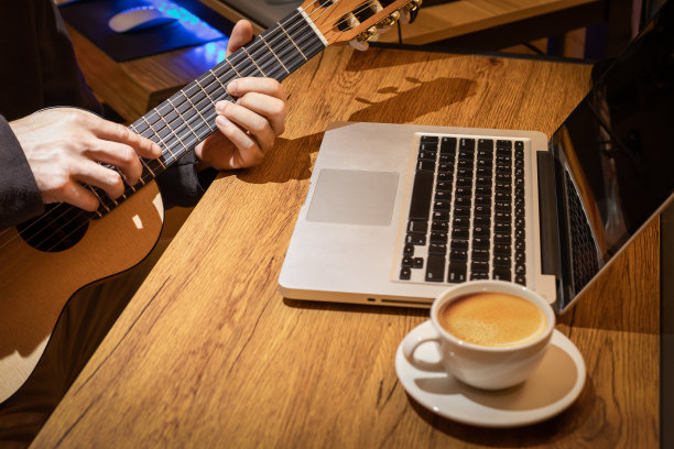 音乐视频博主边弹吉他边喝咖啡边直播视频图片下载