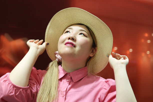 身体积极的女性肖像图片下载