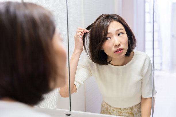 亚洲女人看镜子图片下载