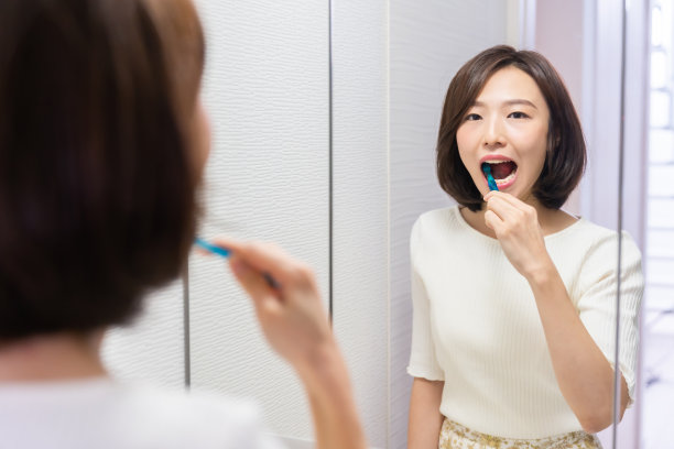 漂亮的亚洲女人，有健康的牙齿，拿着牙刷图片下载