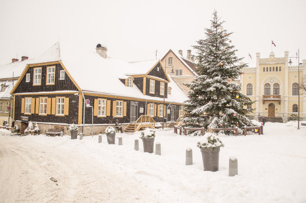 拉脱维亚的Kuldiga老城，有历史悠久的房屋和圣诞树图片下载