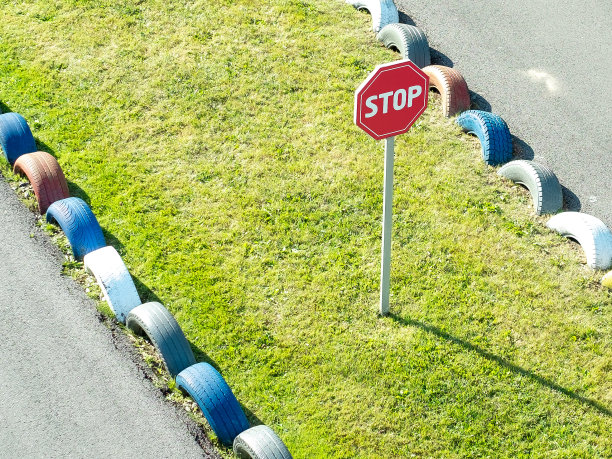 在游乐园的儿童跑道上的停车标志图片下载