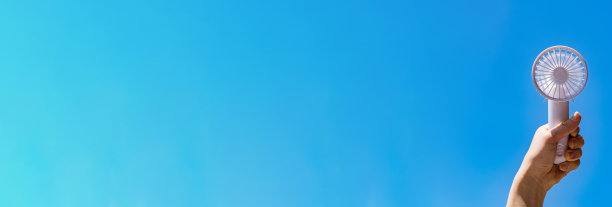 夏日蓝天里的便携风扇图片下载